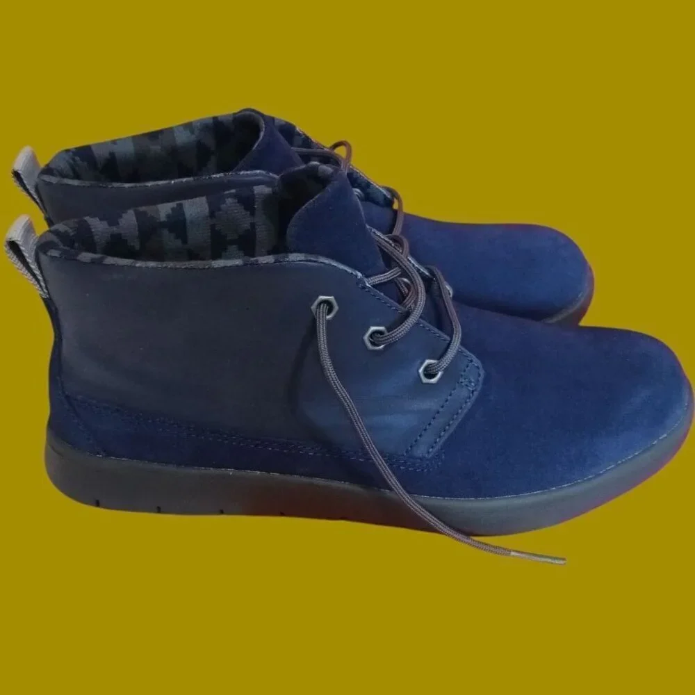UGG Blue Youth Reflective Canoe Chukka Boots Navy Blue Size 6